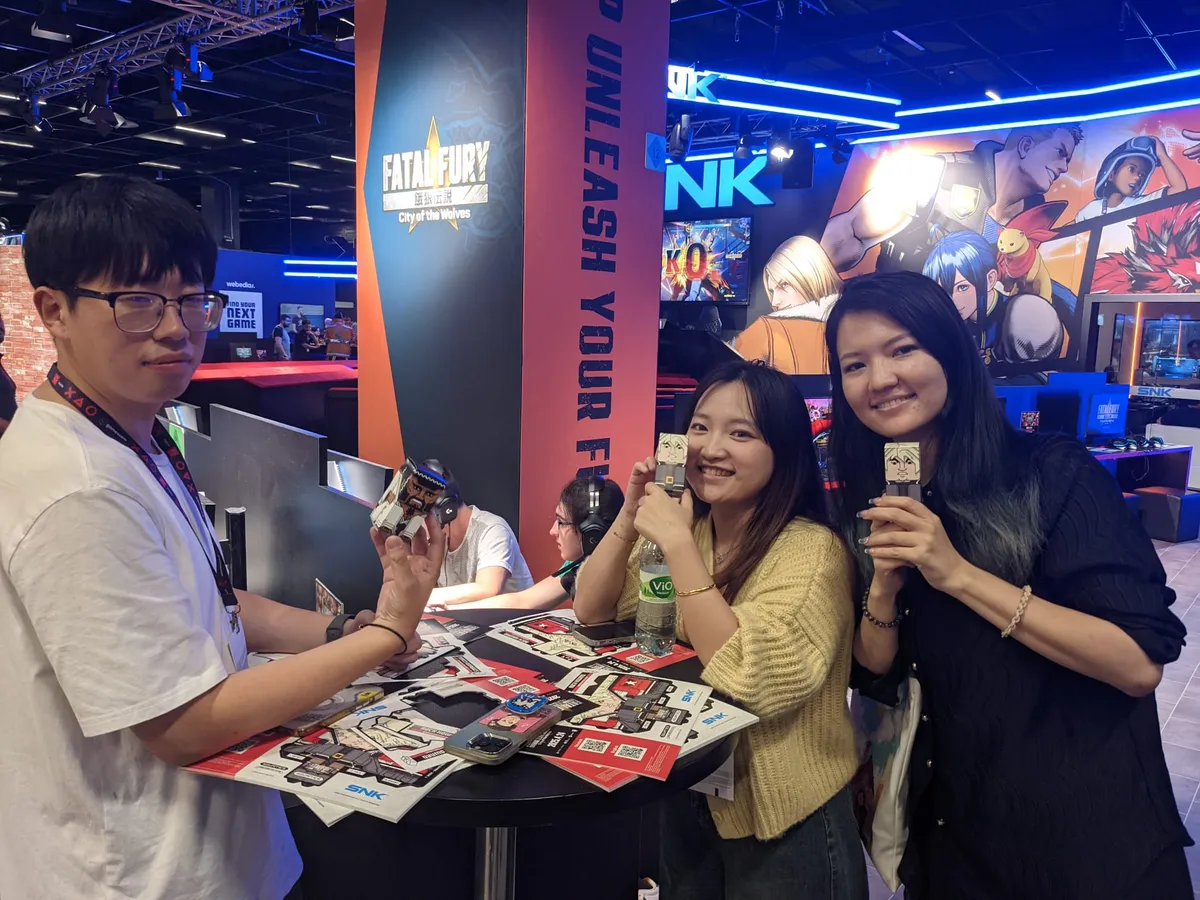 Fans showing off the exclusive Fatal Fury Squatties during Gamescom 2024.